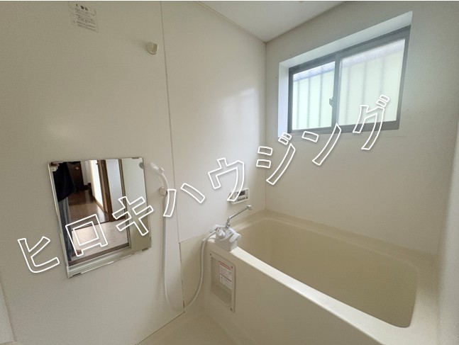 バス・シャワールーム　追い焚き付き　窓もあるので換気できます