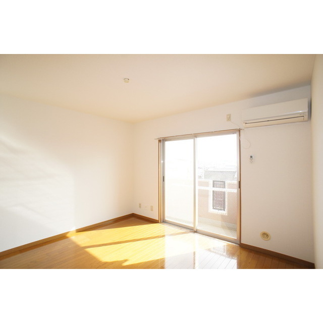 居室・リビング　明るい日差しの空間