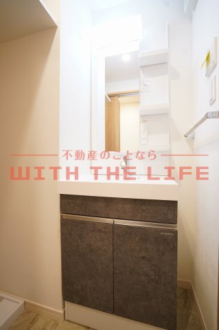 洗面設備　独立洗面台、小物を置くことができて便利です