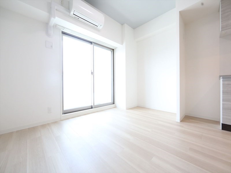 バルコニー　洋室8.6帖　エアコン完備　バルコニー