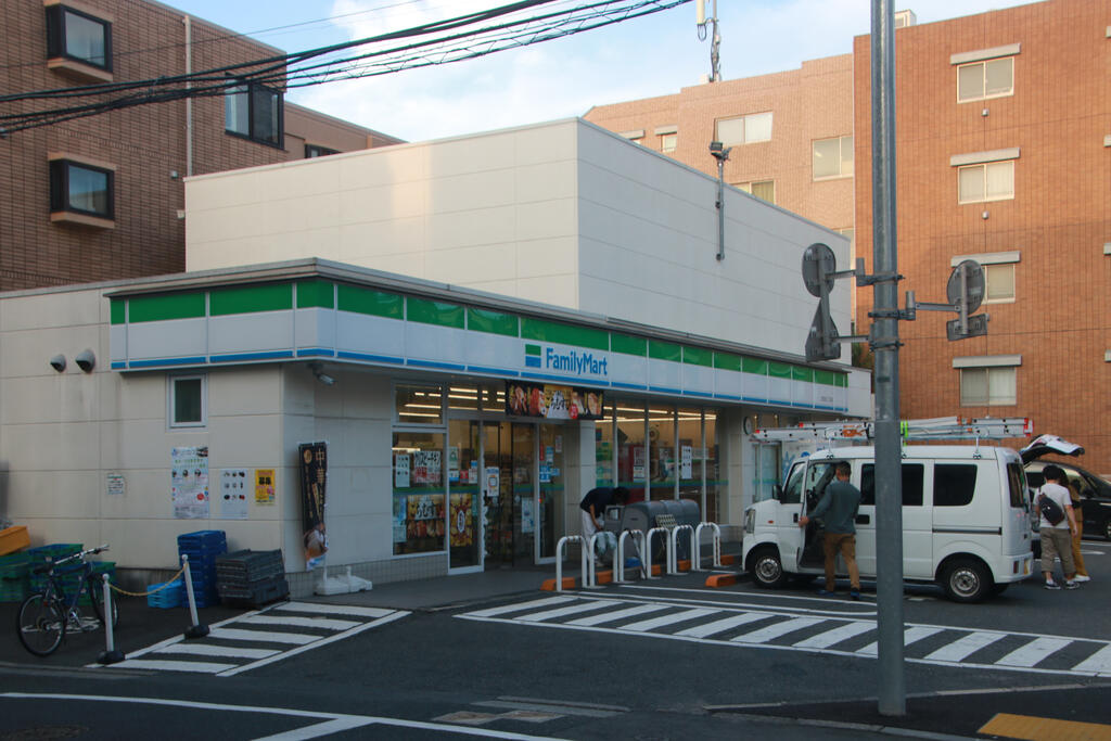 コンビニ　ファミリーマート世田谷二丁目店（コンビニ）まで557m