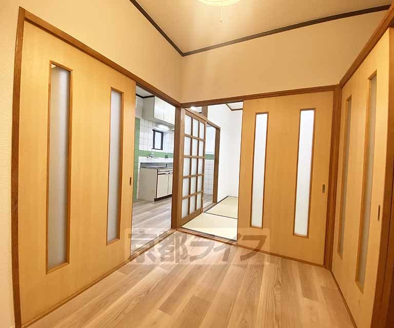 居室・リビング　１９８１年築、広めの物件です。