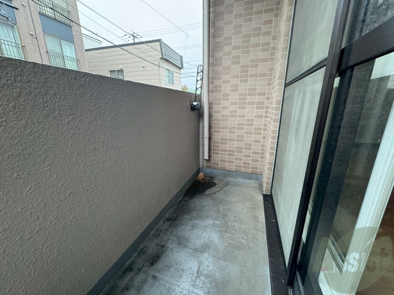 バルコニー　バルコニー。洗濯物がはかどりそうな広さがありますよ。