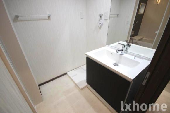 洗面設備　ゆったりとスペースのある洗面所