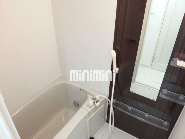 バス・シャワールーム　お風呂もおしゃれな内装。浴室乾燥機も付いてます。