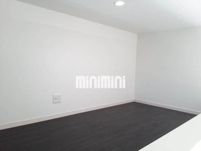 居室・リビング　天井も高く開放的な室内です。アクセントクロスもおしゃれ。