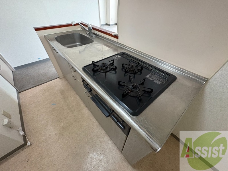 キッチン　対面キッチンになっているので料理しながらＴＶも見れますよ～。