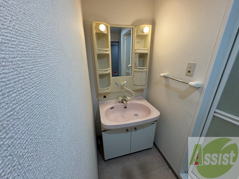 洗面設備　大きくて使いやすそうな独立洗面台になっています。