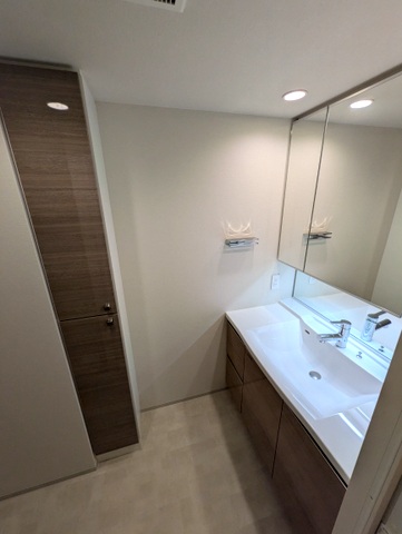 洗面設備　大きな鏡の独立洗面台