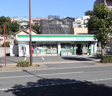 コンビニ　ファミリーマート三ツ沢上町駅前店（コンビニ）まで2053m