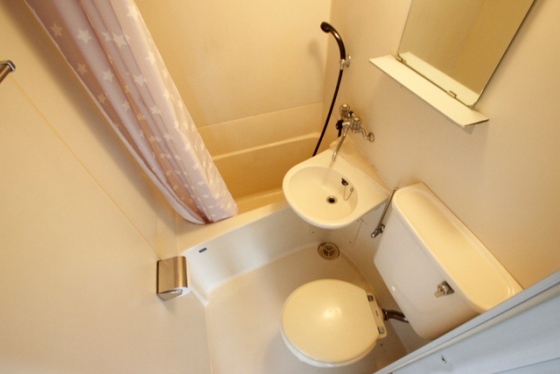 バス・シャワールーム　※別室の写真を使用しております※