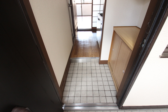 玄関　※写真は別号室です