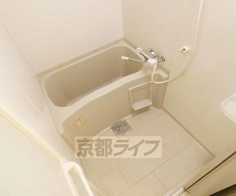 バス・シャワールーム　清潔感のあるお風呂です。