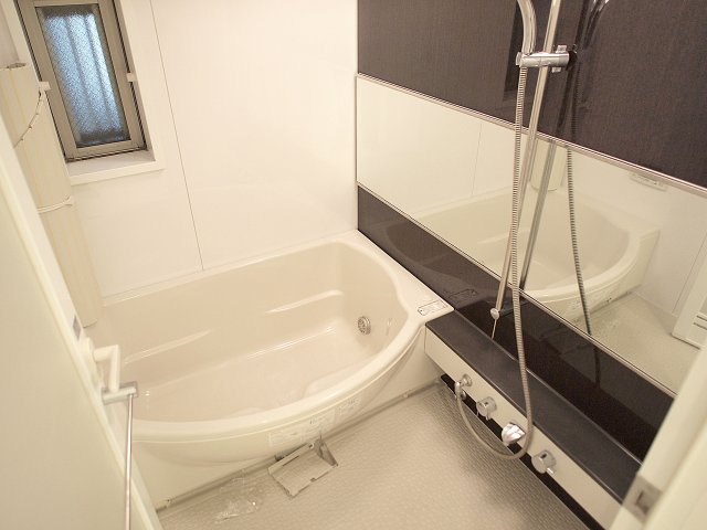 バス・シャワールーム　コンパクトで使いやすいお風呂です