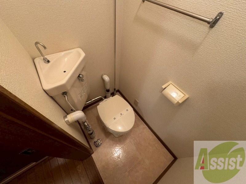 トイレ　こちらはトイレです。清潔感があり、安心して使用できます。