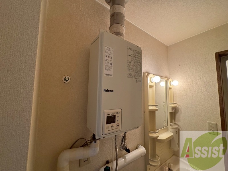 その他設備　こちらの給湯器でお湯をあたためてくれますよ