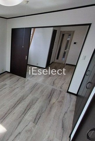 居室・リビング　窓の多い明るい居室