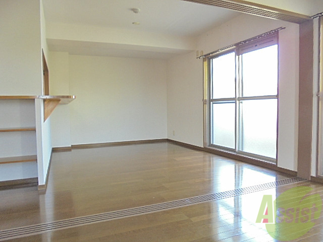 居室・リビング　広めのお部屋なので、お友達を呼んでワイワイしたくなりますね