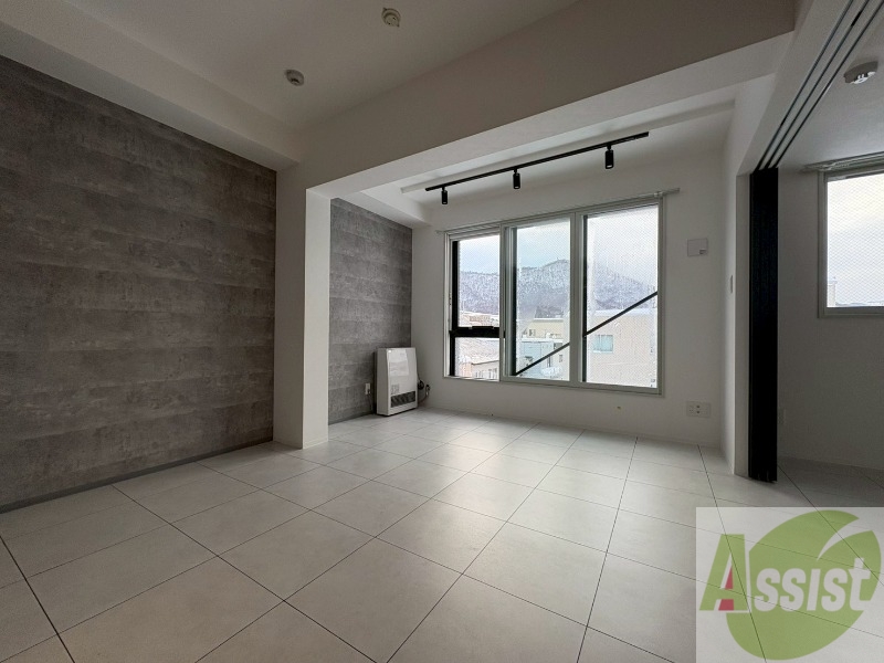 居室・リビング　アクセントクロスがお洒落なお部屋になっています！