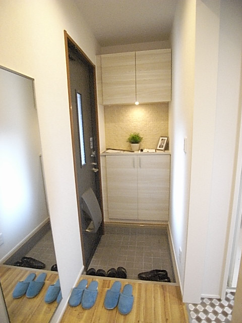 玄関　全身鏡がございます