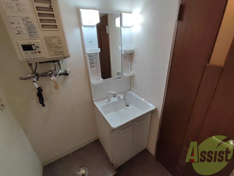 洗面設備　独立洗面台です。大きくてよいですね。シャンプーもできます。