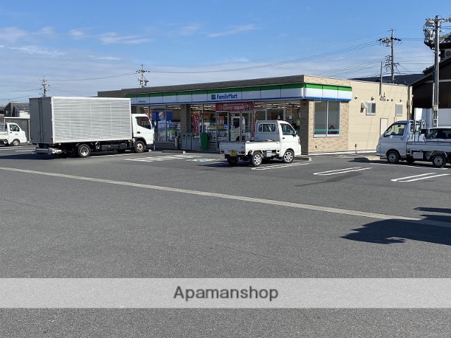 コンビニ　ファミリーマート（コンビニ）まで530m