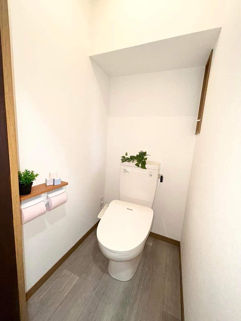 トイレ　横に窓があるトイレ