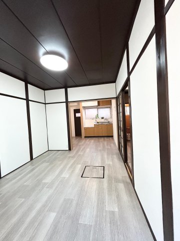 居室・リビング　新品のクロス、床