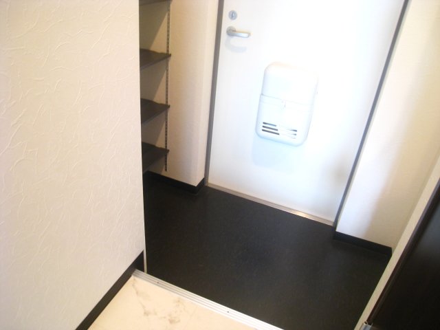 玄関　同物件、別号室のものです。