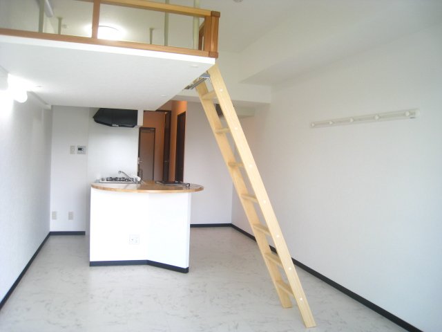 居室・リビング　同物件、別号室のものです。