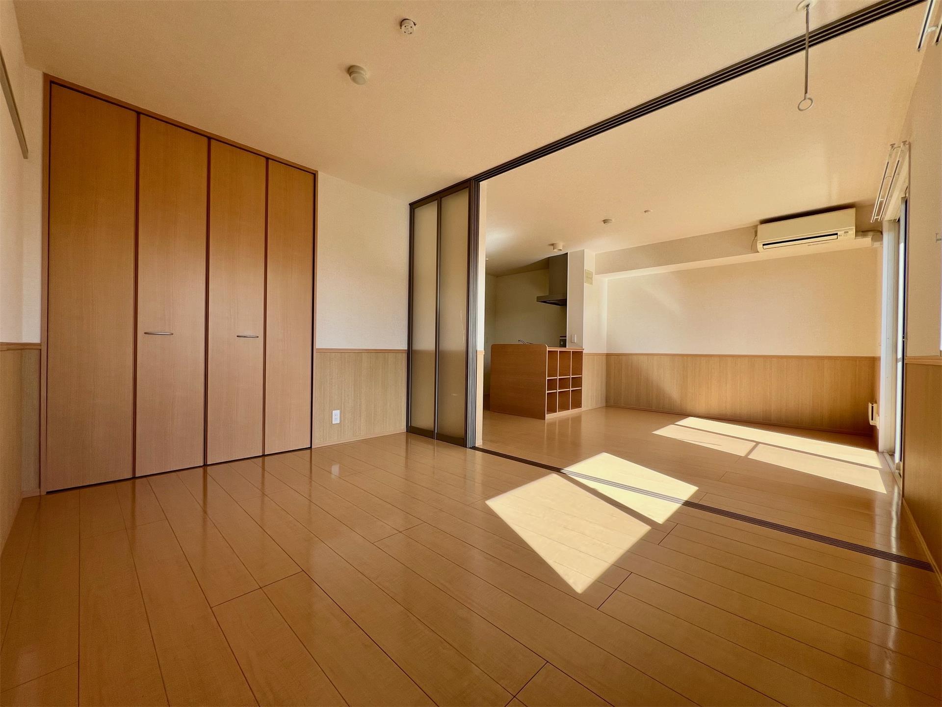 居室・リビング　同タイプ室内（反転タイプ）