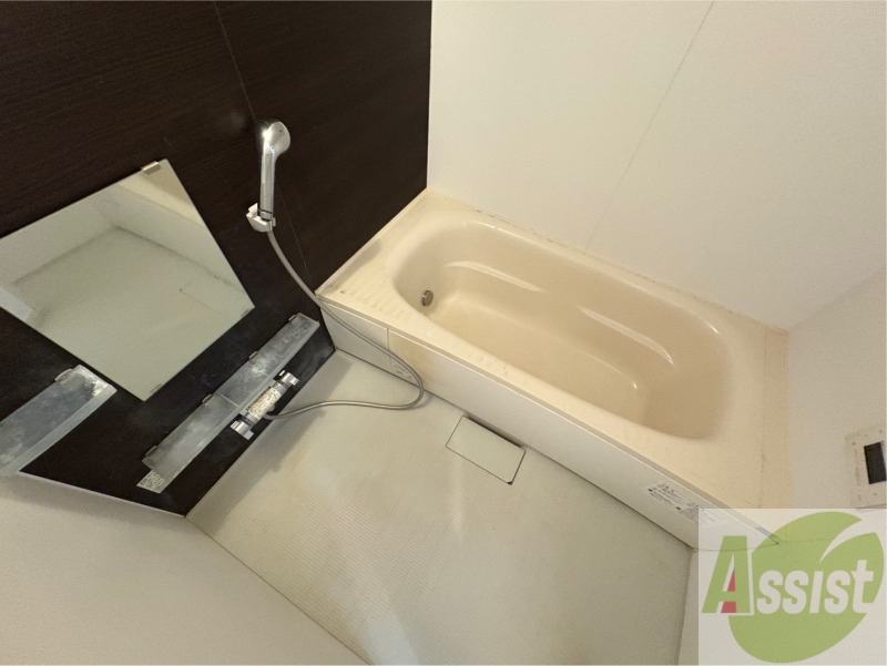 バス・シャワールーム　バスルームはこちらです。広々としてゆったり休めます。