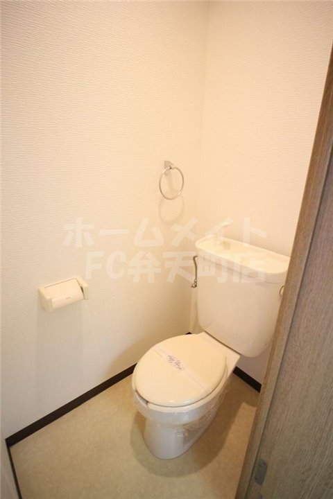 トイレ　落ち着いた色調のトイレです