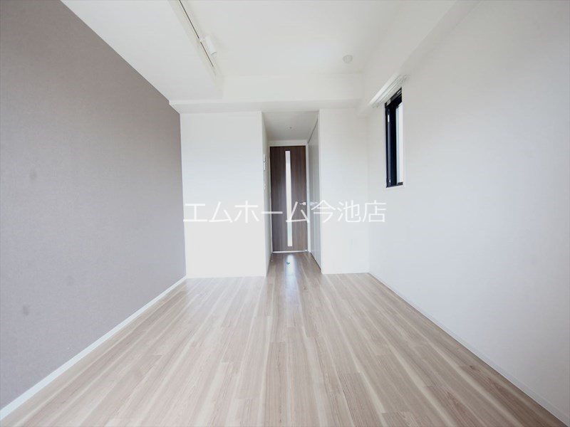 その他　洋室8.1帖　エアコン付　収納スペース充実