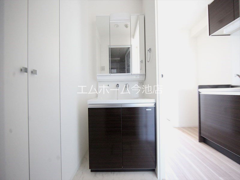 洗面設備　脱衣所　独立洗面台（シャンプードレッサー付）