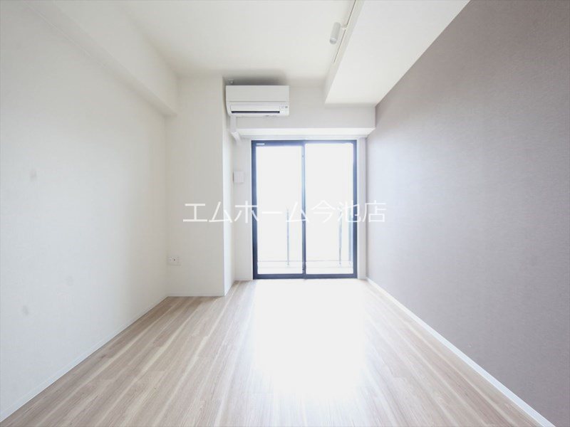 バルコニー　洋室8.1帖　エアコン付　収納スペース充実