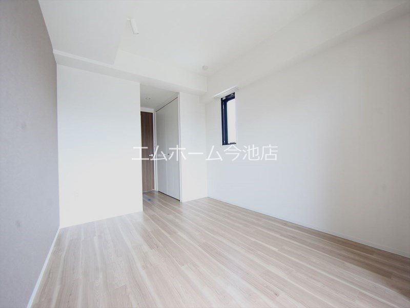 居室・リビング　洋室8.1帖　エアコン付　収納スペース充実