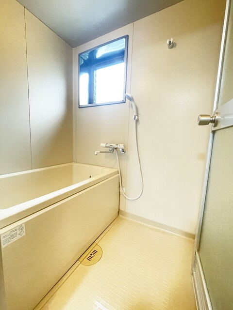 バス・シャワールーム　換気窓付のバスルーム♪