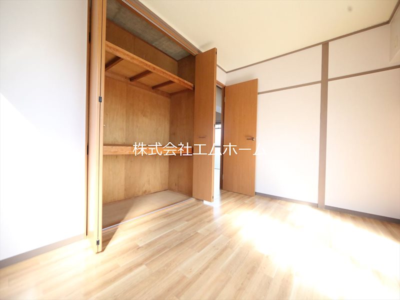 その他部屋・スペース　洋室6帖　物入付（収納充実してます）角部屋（窓付）