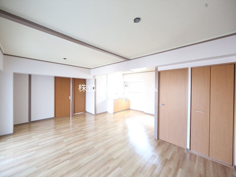 居室・リビング　ＬＤＫ19.5帖　バルコニーに面して換気良好