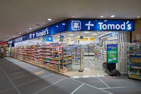 ドラックストア　トモズ 東京オペラシティ店（ドラッグストア）まで372m