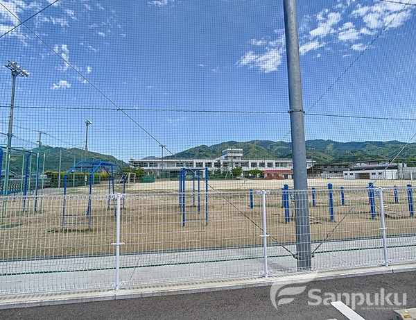 小学校　川上小学校（小学校）まで853m