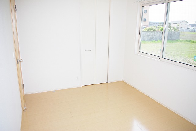 その他部屋・スペース　落ち着いた色調の寝室です