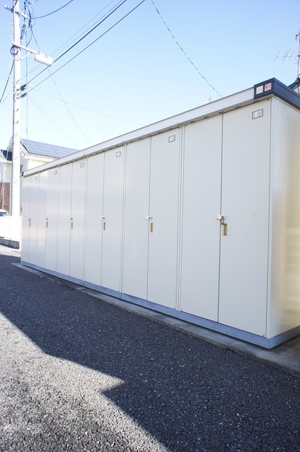 その他共有部分　各部屋専用の屋外物置あり。タイヤ置きにいいですね。