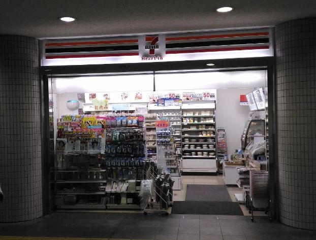 コンビニ　セブンイレブン ハートインJR西宮駅改札口店（コンビニ）まで77m