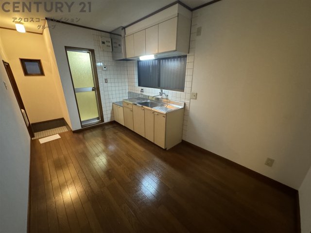 居室・リビング　床色が落ち着いた色合いで綺麗です♪