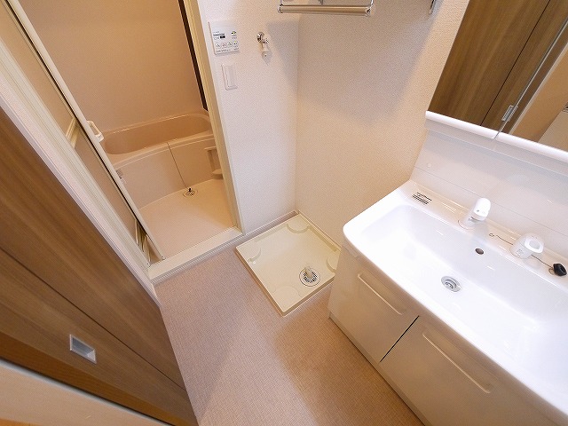 洗面設備　ゆったりとスペースのある洗面所