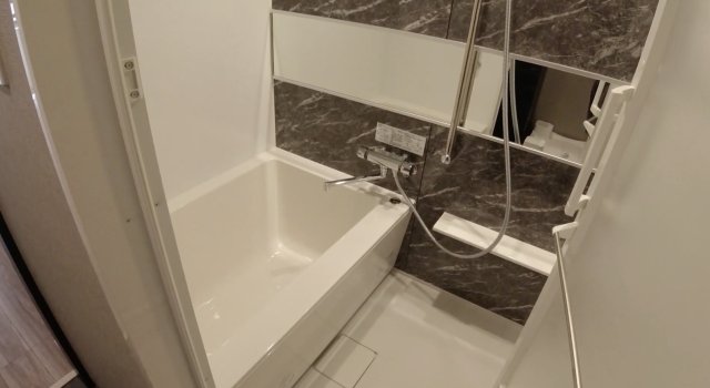 バス・シャワールーム　コンパクトで使いやすいお風呂です