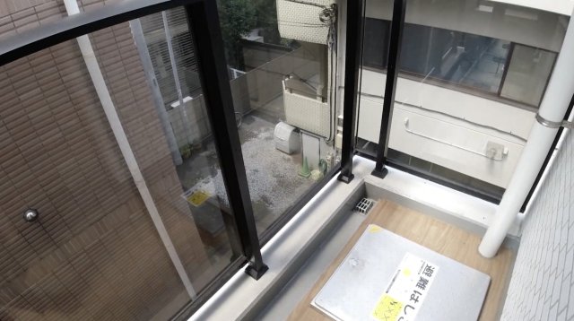 バルコニー　暖かな日差しのふりそそぐバルコニー