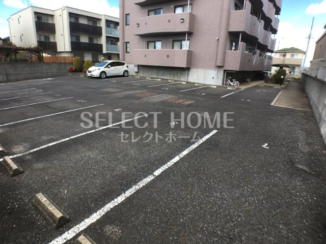 駐車場　駐車場があるので、車を買う予定の方も安心です